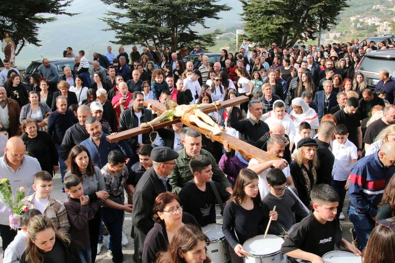 © Reuters. Christian worshippers take part in the Good Friday procession as they carry a cross with a Jesus Christ statue, in the town of Klayaa, southern Lebanon, March 29, 2024. REUTERS/Karamallah Daher