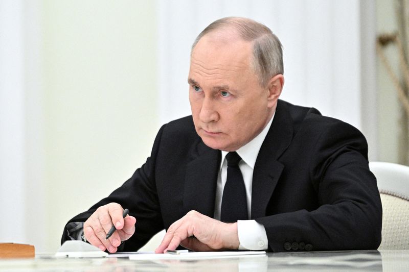 &copy; Reuters. الرئيس الروسي فلاديمير بوتين خلال اجتماع في الكرملين يوم 19 مارس آذار 2024. صورة لرويترز من وكالة سبوتنيك الروسية للأنباء.