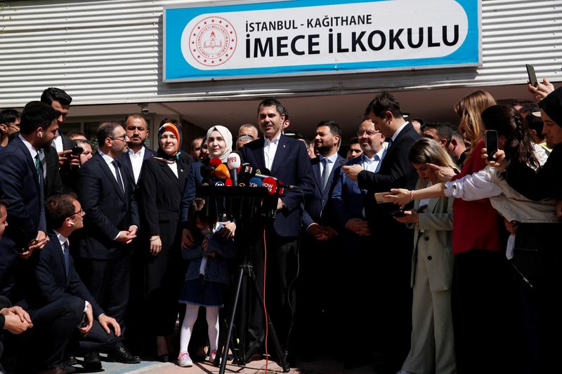 &copy; Reuters. Murat Kurum, candidat aux municipales du parti AKP du président turc Tayyip Erdogan, s'adresse aux médias après avoir voté à Istanbul, Turquie. /Photo prise le 31 mars 2024/REUTERS/Dilara Senkaya