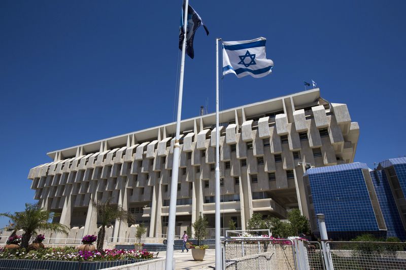 &copy; Reuters. Un drapeau israélien flotte devant le bâtiment de la Banque d'Israël à Jérusalem. /Photo d'archives/REUTERS/Ronen Zvulun