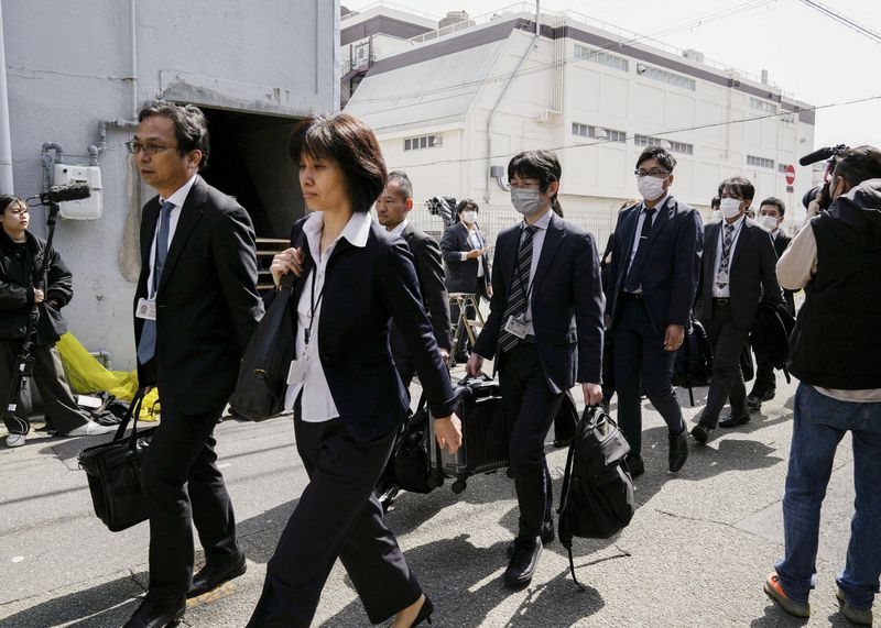 &copy; Reuters. Japanese health ministry officials head to search a Kobayashi Pharmaceutical Co. factory in Osaka, Japan March 30, 2024, in this photo taken by Kyodo. Mandatory credit Kyodo/via REUTERS