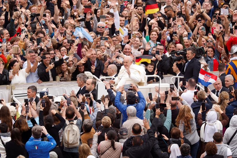 &copy; Reuters. Pope Francis greets faithful on the day of the Easter Mass at St. Peter's Square at the Vatican, March 31, 2024. REUTERS/Remo Casilli