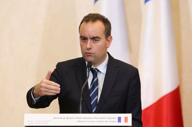 &copy; Reuters. وزير الدفاع الفرنسي سيباستيان ليكورنو خلال مؤتمر صحفي في أرمينيا يوم 23 فبراير 2024. صورة لرويترز من وكالة فوتولور الأرمينية للأنباء.