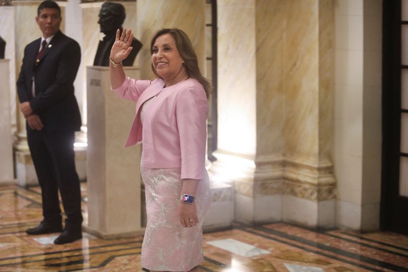 © Reuters. President of Peru Dina Boluarte waves during the launch ceremony of the presidency of APEC PERU 2024 at the Government Palace in Lima, Peru, December 4, 2023. REUTERS/Sebastian Castaneda