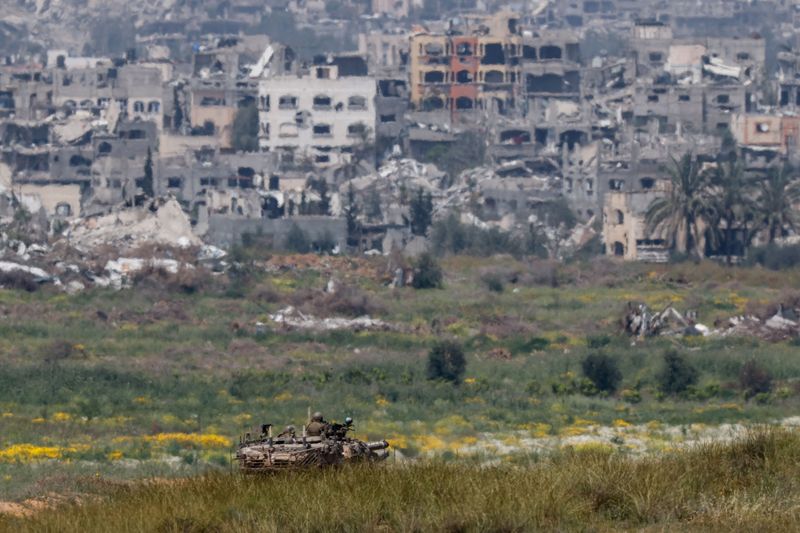 &copy; Reuters. Un char israélien manœuvre le long de la frontière entre Israël et la bande de Gaza, dans le cadre du conflit entre Israël et le groupe islamiste palestinien Hamas, dans le sud d'Israël. /Photo prise le 30 mars 2024/REUTERS/Amir Cohen