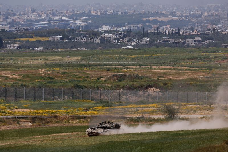 &copy; Reuters. دبابة إسرائيلية تنفذ مناورة بالقرب من السياج الحدودي مع قطاع غزة في جنوب إسرائيل يوم السبت. تصوير: أمير كوهين - رويترز