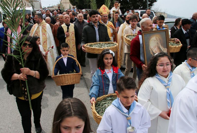 &copy; Reuters. مسيحيون لبنانيون يشاركون في موكب أحد الشعانين في بلدة القليعة بجنوب لبنان يوم 24 مارس آذار 2024. تصوير: كرم الله ضاهر - رويترز
