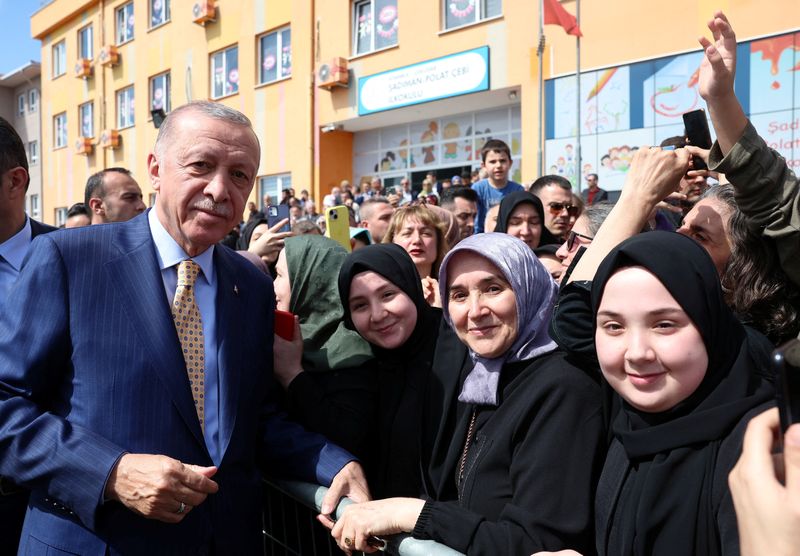 © Reuters. Turkish President Tayyip Erdogan poses with his supporters as he leaves a polling station during the local elections in Istanbul, Turkey March 31, 2024. Murat Kulu/PPO/Handout via REUTERS
