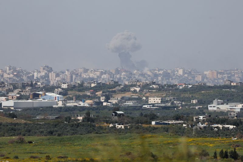 © Reuters. El humo se eleva sobre Gaza tras una explosión, en medio del actual conflicto entre Israel y el grupo islamista palestino Hamás, visto desde Israel.
27 de marzo de 2024. REUTERS/Ronen Zvulun/Foto de Archivo