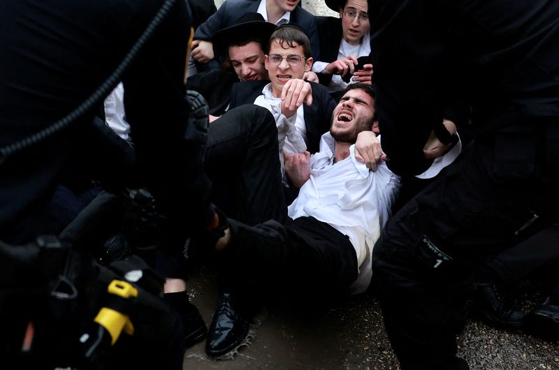 &copy; Reuters. FILE PHOTO: A protester is taken away as Ultra-Orthodox Jewish men protest against attempts to change government policy that grants ultra-Orthodox Jews exemptions from military conscription, in Jerusalem, March 18, 2024. REUTERS/Ammar Awad