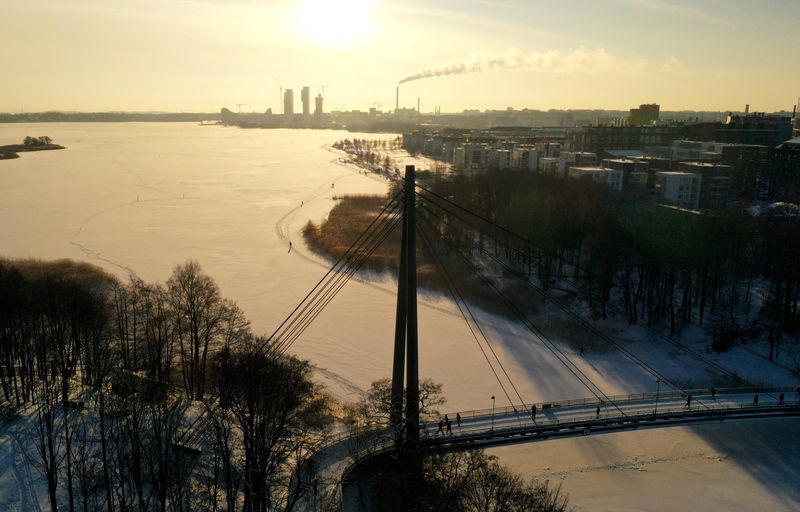 &copy; Reuters. People walk during sunny weather in Helsinki, Finland January 16, 2021. Lehtikuva/Vesa Moilanen via REUTERS