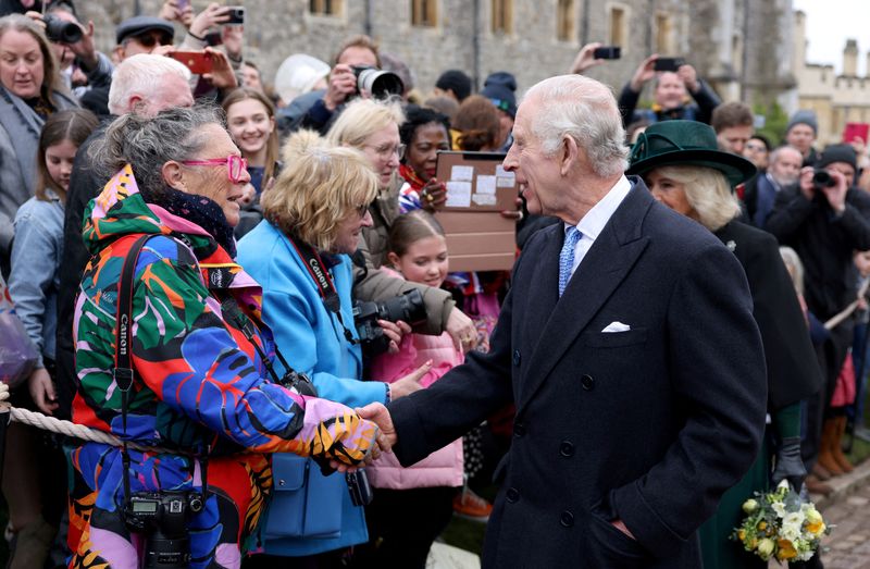 © Reuters. الملك تشارلز ملك بريطانيا والملكة كاميلا يحييان مواطنين بعد حضور قداس عيد القيامة في كنيسة سان جورج بقلعة وندسور ببريطانيا يوم الأحد. تصوير: هولي آدامز - رويترز