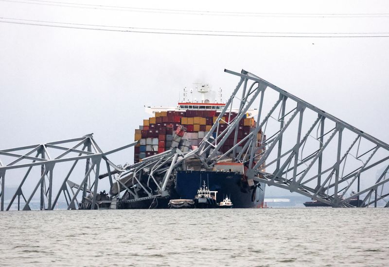 © Reuters. A view of the Dali cargo vessel which crashed into the Francis Scott Key Bridge causing it to collapse in Baltimore, Maryland, U.S., March 27, 2024. REUTERS/Mike Segar