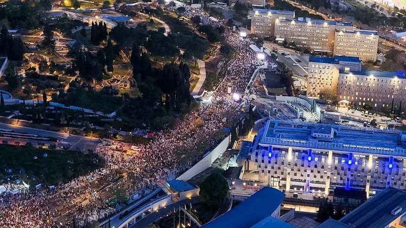 &copy; Reuters. مشهد من الجو لمتظاهرين يشاركون في احتجاج ضد حكومة رئيس الوزراء بنيامين نتنياهو أمام البرلمان الإسرائيلي في القدس يوم الأحد. تصوير: إيلان رو