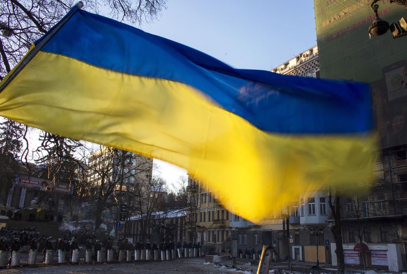 &copy; Reuters. علم أوكرانيا يرفرف في كييف. صورة من أرشيف رويترز.