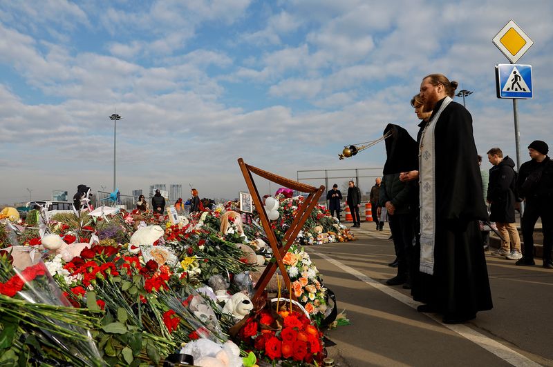 &copy; Reuters. Clergymen conduct a memorial service for victims at a makeshift memorial near the Crocus City Hall following a deadly attack on the concert venue outside Moscow, Russia, March 29, 2024. REUTERS/Evgenia Novozhenina