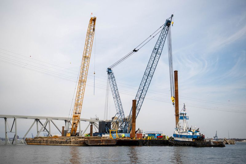 © Reuters. Barge cranes are shown near the collapsed Francis Scott Key Bridge on the Patapsco River, in Baltimore, Maryland, U.S. March 30, 2024.  U.S. Coast Guard/Petty Officer 2nd Class Taylor Bacon/Handout via REUTERS