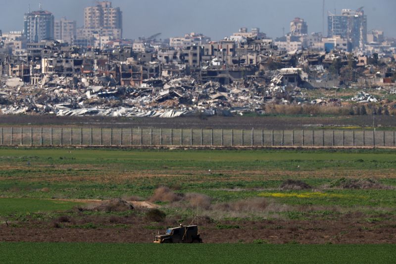 &copy; Reuters. منظر عام لشمال قطاع غزة كما شوهد من إسرائيل يوم الأحد . تصوير: أمير كوهين - رويترز