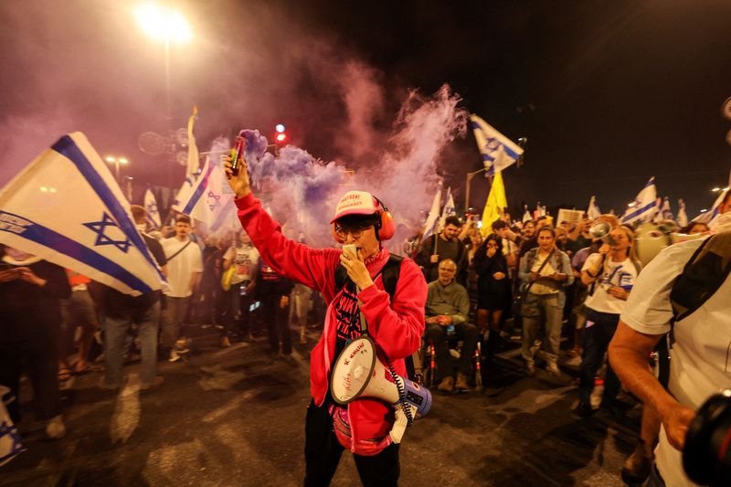 &copy; Reuters. 　イスラエルの首都エルサレムで３月３１日、ネタニヤフ首相が率いる連立政権に対する大規模な抗議集会とデモが発生した（２０２４年　ロイター/Ronen Zvulun）
