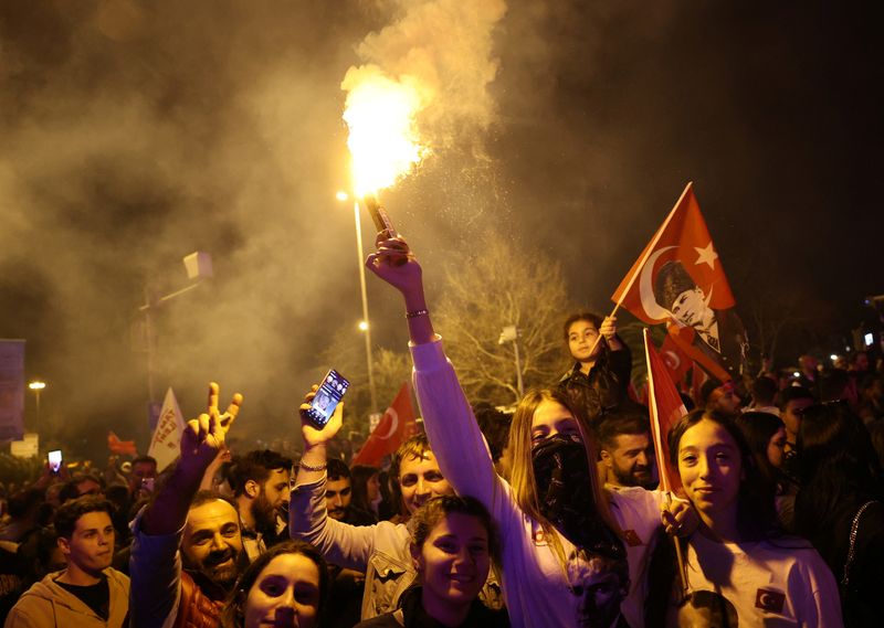 © Reuters. أنصار رئيس بلدية إسطنبول أكرم إمام أوغلو يحتفلون بفوزه في الانتخابات المحلية التي أجريت يوم الأحد وفقا للنتائج المبكرة . تصوير: ديلارا شينكايا - رويترز