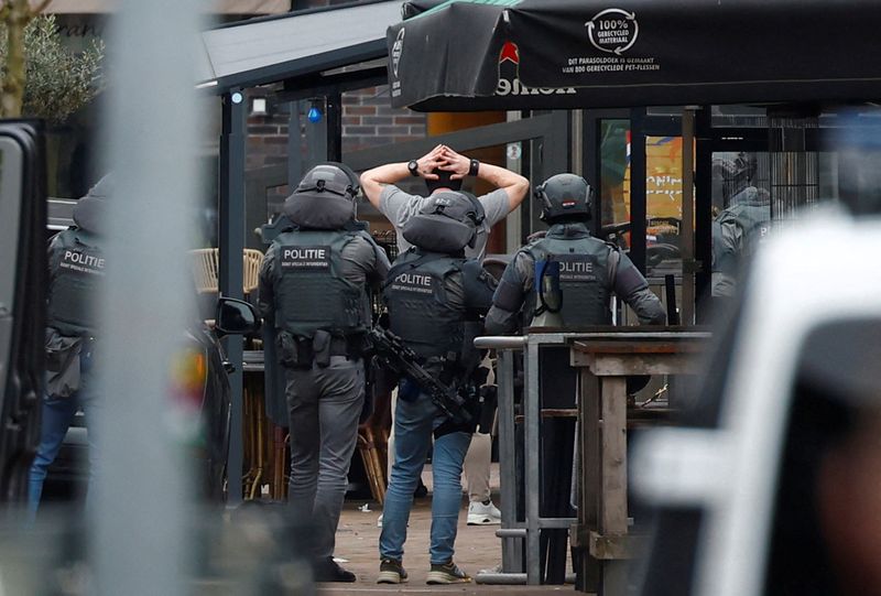 &copy; Reuters. 　３月３０日、オランダ東部エーデのナイトクラブで、従業員を含む数人がナイフを持った男に人質に取られる事件が発生したが、数時間後に男が投降し、人質は全員無事に解放された（２