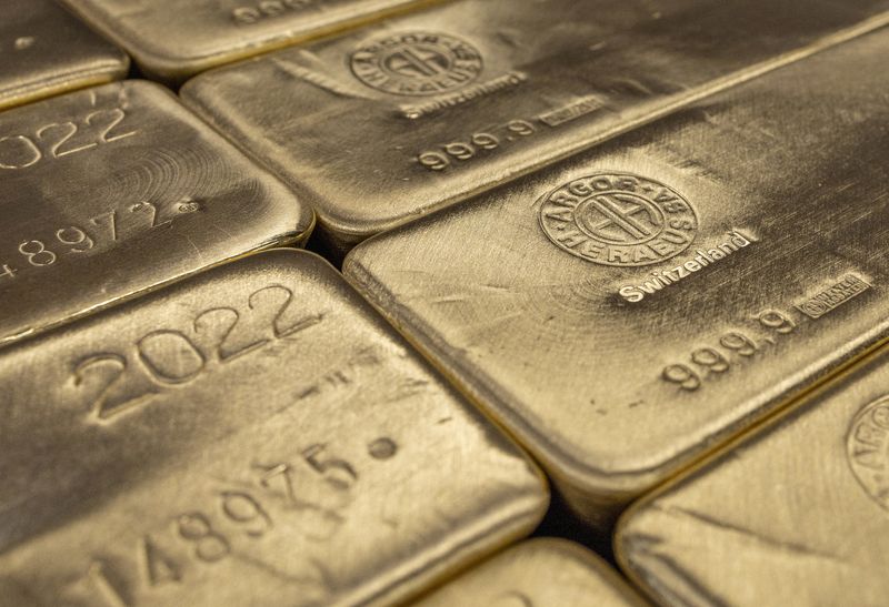 &copy; Reuters. سبائك من الذهب داخل مصنع لتعدين الذهب والفضة بمنطقة مندريسيو في سويسرا بصورة من أرشيف رويترز .