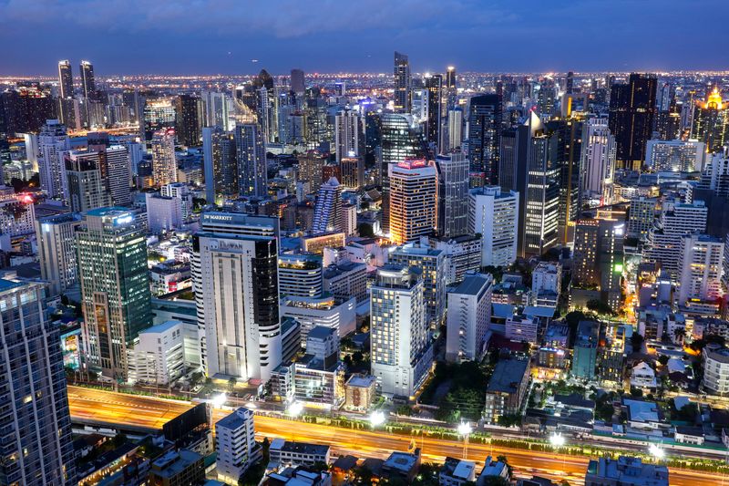 &copy; Reuters. 　世界銀行は１日、タイの２０２４年の成長率を２．８％、２５年は３．０％に加速すると予想した。写真は首都バンコクの景色。昨年７月撮影（２０２４年　ロイター/Athit Perawongmetha）