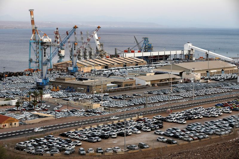 &copy; Reuters. منظر عام لميناء إيلات الإسرائيلي المطل على البحر الأحمر بينما توجد أمامه ساحة انتظار بها سيارات جديدة مستوردة في صورة من أرشيف رويترز  . 