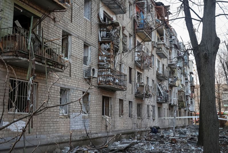 &copy; Reuters. منظر عام لمبان سكنية مدمرة جراء غارات جوية روسية في مدينة خاركيف بأوكرانيا في يوم 27 مارس آذار 2024 . تصوير: فياتشسلاف ماديفسكي - رويترز
