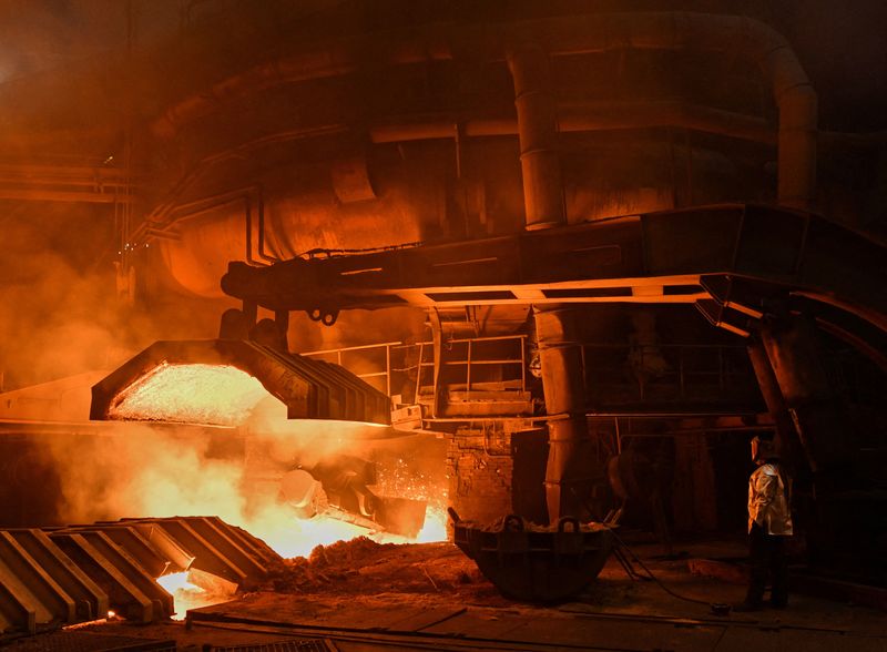 &copy; Reuters. An employee works in a blast furnace shop at Magnitogorsk Iron and Steel Works (MMK) in the city of Magnitogorsk, Russia October 20, 2022. REUTERS/Alexander Manzyuk/File Photo
