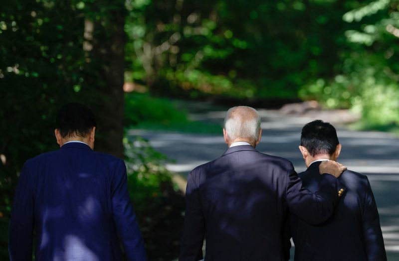 &copy; Reuters. U.S. President Joe Biden, Japanese Prime Minister Fumio Kishida and South Korean President Yoon Suk Yeol depart following a joint press conference during the trilateral summit at Camp David near Thurmont, Maryland, U.S., August 18, 2023. REUTERS/Evelyn Ho