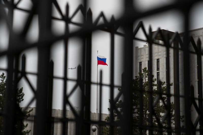 &copy; Reuters. علم روسيا يرفرف فوق سفارتها في واشنطن. صورة من أرشيف رويترز.