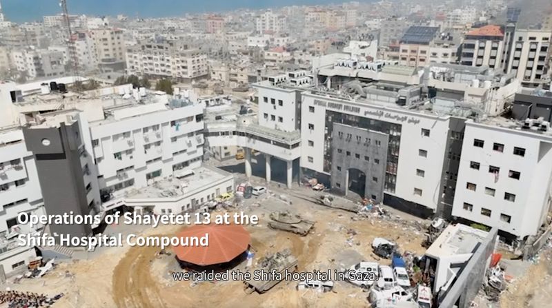 &copy; Reuters. دبابة تتحرك بالقرب من مستشفى الشفاء بمدينة غزة في صورة ثابتة مأخوذة من مقطع فيديو نُشر يوم 25 مارس آذار 2024. صورة لرويترز من الجيش الإسرائيلي. 