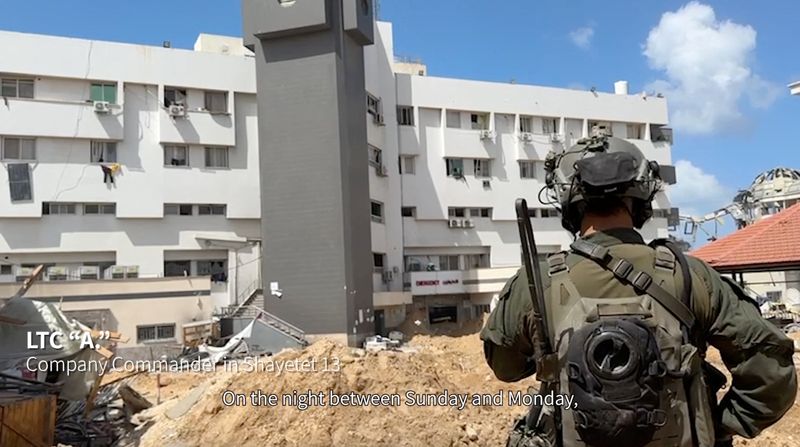 &copy; Reuters. FOTO DE ARCHIVO. Un soldado israelí cerca del hospital al-Shifa, donde el ejército israelí dice que se encontraron armas, en la ciudad de Gaza, en esta imagen tomada de un vídeo publicado el 25 de marzo de 2024. Fuerzas de Defensa de Israel/Cedida ví
