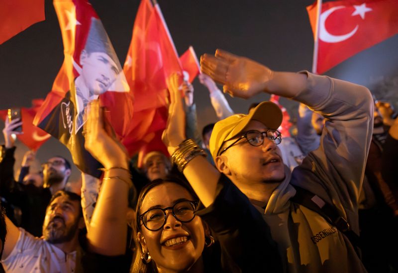 © Reuters. Supporters of Istanbul Mayor Ekrem Imamoglu  celebrate his win March 31, 2024. REUTERS/Umit Bektas