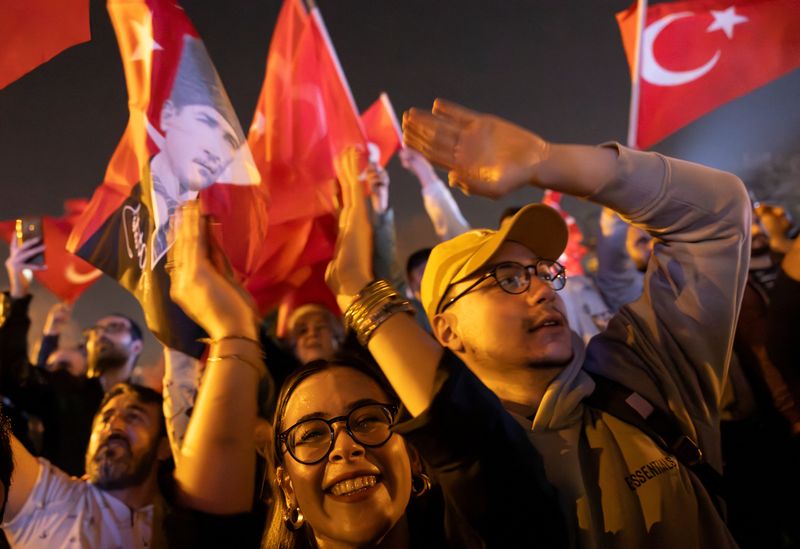 &copy; Reuters. Les partisans du maire d'Istanbul, Ekrem Imamoglu, célèbrent sa victoire,  à Istambul, en Turquie. /Photo prise le 31 mars 2024/REUTERS/Umit Bektas