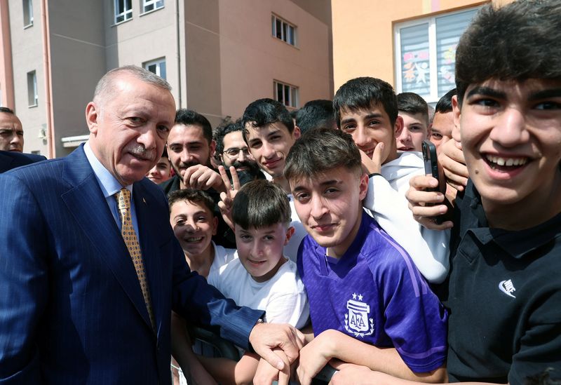 &copy; Reuters. Turkish President Tayyip Erdogan poses with his supporters as he leaves a polling station during the local elections in Istanbul, Turkey March 31, 2024. Murat Kulu/PPO/Handout via REUTERS/ File photo