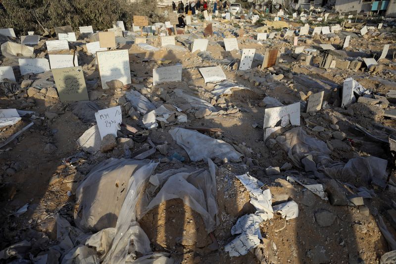 &copy; Reuters. Palestinos inspeccionan unas tumbas dañadas en el hospital al-Shifa después de que las fuerzas israelíes se retiraran del hospital y sus alrededores tras una operación de dos semanas, en medio del actual conflicto entre Israel y Hamás, en la ciudad d