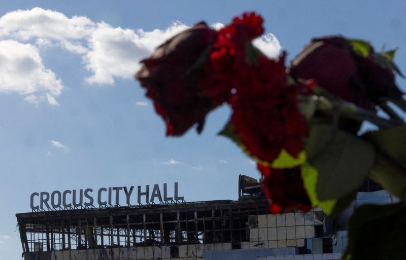 &copy; Reuters. Imagen de archivo de un homenaje floral frente a la destruida sala de conciertos Crocus City Hall en la región de Moscú, Rusia. 27 marzo 2024. REUTERS/Maxim Shemetov