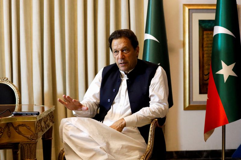 &copy; Reuters. عمران خان رئيس الوزراء الباكستاني السابق خلال مقابلة مع رويترز في لاهور في صورة من أرشيف رويترز.