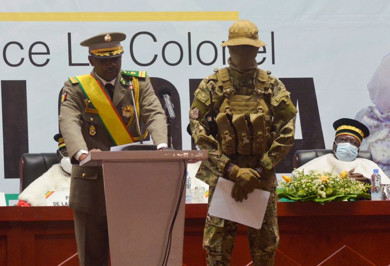 &copy; Reuters. FOTO DE ARCHIVO. El coronel Assimi Goita, líder de dos golpes militares y nuevo presidente interino, habla durante su ceremonia de investidura en Bamako, Mali. 7 de junio de 2021. REUTERS/Amadou Keita