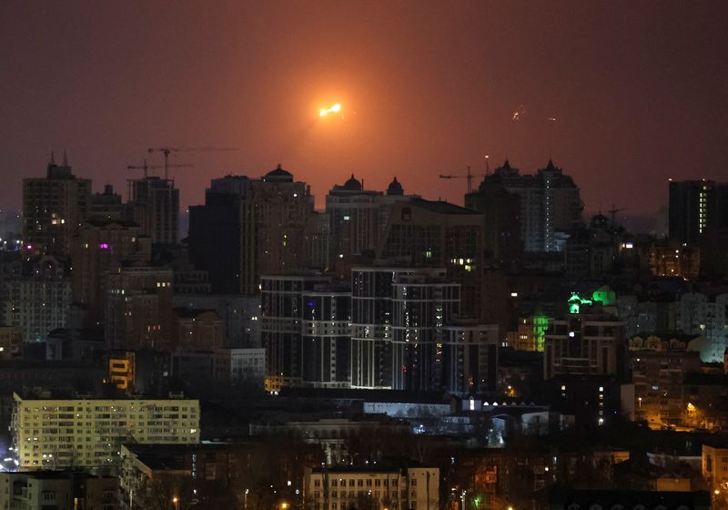 &copy; Reuters. Ataque de míssil em Kiev
 24/3/2024   REUTERS/Gleb Garanich