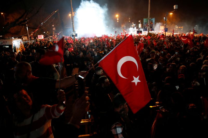 &copy; Reuters. Supporters of Istanbul Mayor Ekrem Imamoglu, mayoral candidate of the main opposition Republican People's Party (CHP), celebrate following the early results in front of the Istanbul Metropolitan Municipality (IBB) in Istanbul, Turkey April 1, 2024. REUTER