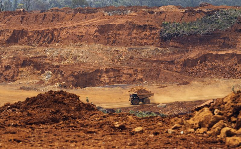 &copy; Reuters. Caminhões carreguam minério em mina da Vale Indonésia
29/02/2012
REUTERS/Yusuf Ahmad 