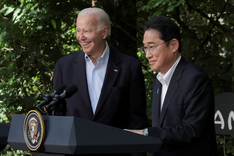 &copy; Reuters. Imagen de archivo del presidente de EEUU, Joe Biden (izq), y el primer ministro japonés, Fumio Kishida, durante una rueda de prensa en Camp David, cerca de Thurmont, Maryland, EEUU. 18 agosto 2023. REUTERS/Jim Bourg