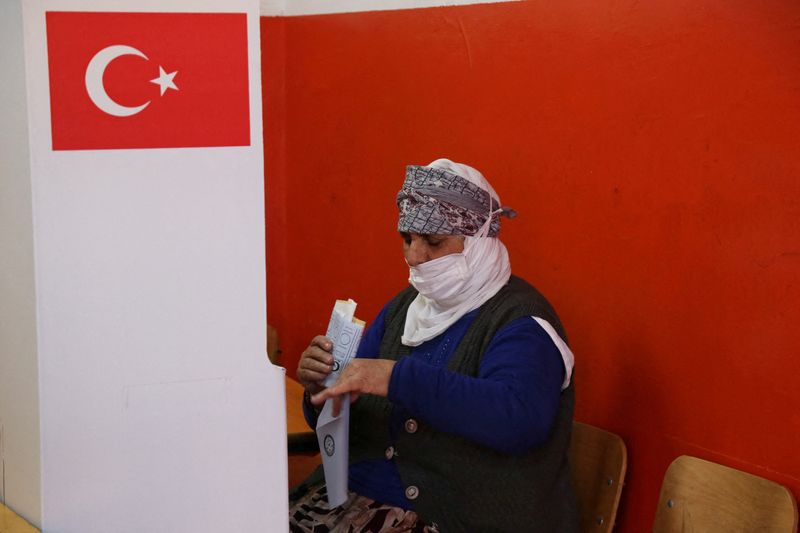 &copy; Reuters. Una mujer prepara su papeleta para votar en un colegio electoral durante las elecciones locales en Diyarbakir, Turquía. 31 de marzo 2024. REUTERS/Sertac Kayar 
