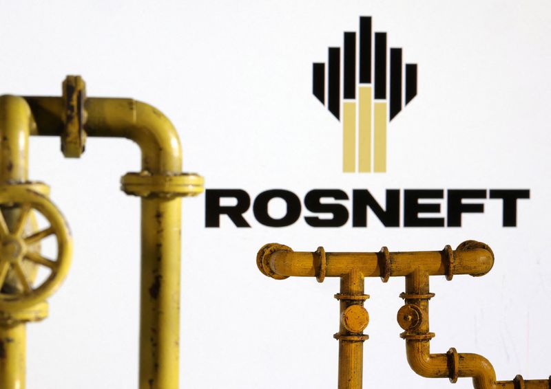 &copy; Reuters. Model of natural gas pipeline and Rosneft logo, July 18, 2022. REUTERS/Dado Ruvic/Illustration