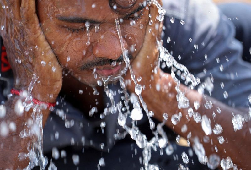 &copy; Reuters. شخص يغسل وجهه بالماء خلال يوم حار في فصل الصيف في نيودلهي بالهند في التاسع من يونيو حزيران 2023. تصوير: أنوشري فادنافيس - رويترز