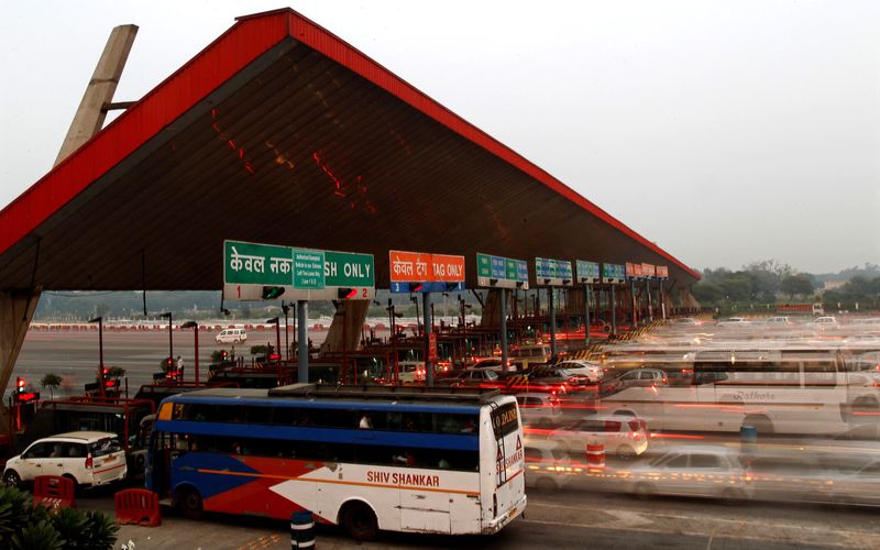 &copy; Reuters. FILE PHOTO: Vehicles pass through a toll plaza in Gurgaon on the outskirts of New Delhi November 4, 2013. REUTERS/Anindito Mukherjee/File Photo