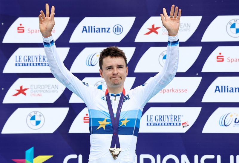 &copy; Reuters. FILE PHOTO: 2022 European Championships - Cycling Mountain Bike - Olympiapark Mountain Bike Course, Munich, Germany - August 19, 2022 Britain's Tom Pidcock celebrates on the podium after winning gold in the men's cross-country final REUTERS/Lukas Barth/Fi